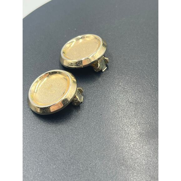 Bergere Vintage Round Gold-tone Textured and Smooth Clip On Earrings - Picture 5 of 8